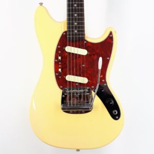 Fender Mustang Japan MG69 Classic Series. Reedición 69'. Crema.  2010-2011. Numero de serie MIJ U005340