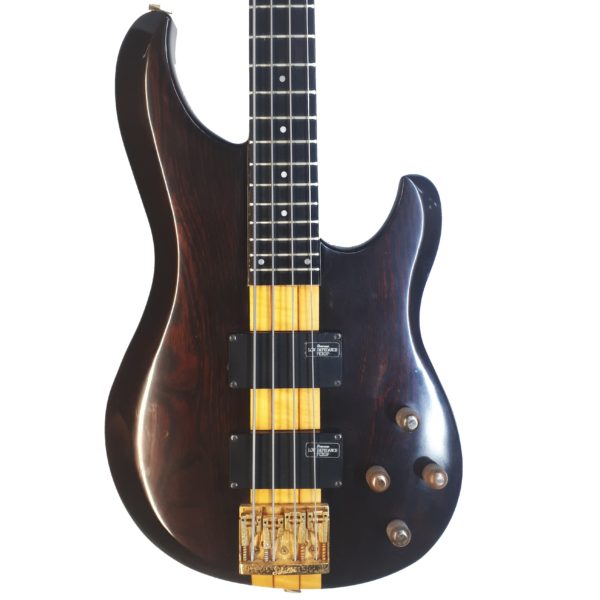 Ibanez Musician Bass MC924 Japan 1985 MARCA: Ibanez MODELO:  Musician Bass REFERENCIA: Ibanez Musician Bass MC924 Japan 1985 AÑO: Agosto 1985 NUMERO DE SERIE: H850198 COLOR: Dark Stain ORIENTACIÓN: Diestros CUERDAS: 45-100 ESCALA: 34 pulgadas PALA: Std Ibanez 2 +2 CUERPO: Fresno + Caoba MÁSTIL: Arce + Nogal DIAPASÓN: Ebano GOLPEADOR: No INLAYS: Wh dots PUENTE: Accu Cast B II CLAVIJEROS: Velve Tune B II PASTILLAS: Super J6 + J5S ELECTRONICA: Controls de balance para pastillas, master volume, master tono, EQ tone bass, EQ tone middle, EQ tone treble. SELECTOR:  On /off EQ HARDWARE: Dorado PAIS DE ORIGEN: Japan