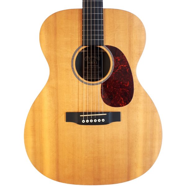 Martin 000X1 Electroacustica USA 2001 MARCA:  Martin MODELO: 000 Auditorium REFERENCIA:Martin 000X1 Electroacustica USA 2001 Numero de serie: 783268 CUERDAS: 011 TAPA: Abeto sólida CUERPO: 000-14 Fret AROS: HPL FONDO: HPL DIAPASÓN: palosanto MÁSTIL: Abedul GOLPEADOR:  Tortoise PUENTE: Palosanto TRASTES: 20 CEJILLA: White corian INLAYS:  WH dots PASTILLA: Fishman Sonitone PAÍS DE ORIGEN:  USA 